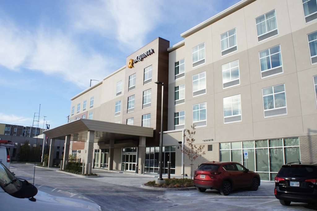 La Quinta Inn & Suites By Wyndham Kansas City Beacon Hill Exterior foto